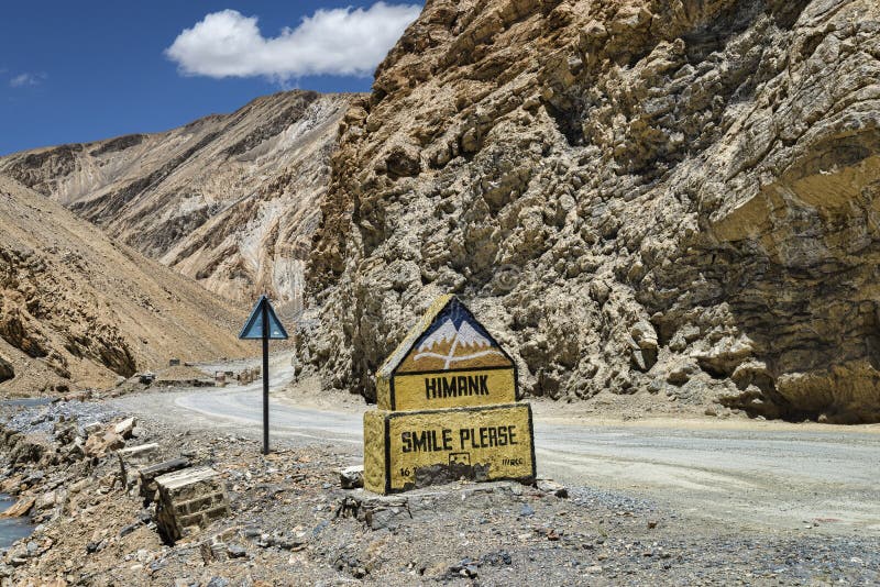 Firmi PREGO la strada vicina della montagna di SORRISO in Ladakh fotografia stock Firmi PREGO la strada vicina della montagna di SORRISO in Ladakh fotografia stock
