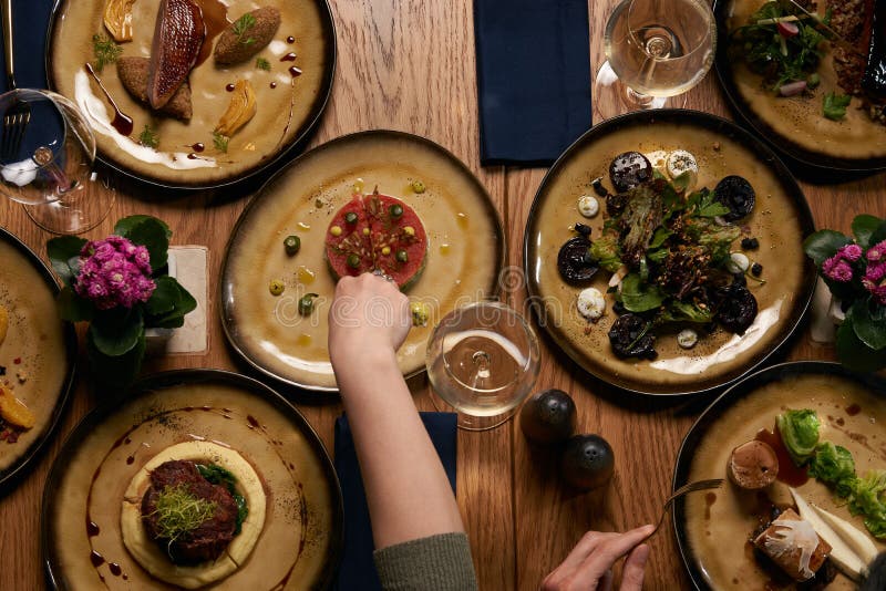 Firmy zgromadzenie dla bożych narodzeń lub nowego roku partyjnego gościa restauracji przy świątecznym stołem zdjęcia royalty free Firmy zgromadzenie dla bożych narodzeń lub nowego roku partyjnego gościa restauracji przy świątecznym stołem zdjęcia royalty free