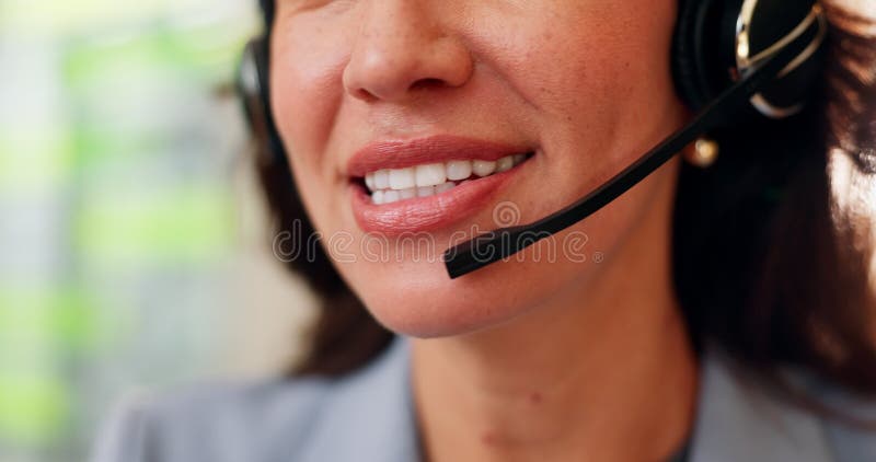 Firmă închisă și centru de apeluri cu gura mare a femeii și biroul de asistență. angajat vorbitor și agent de vânzări cu CRM stock footage