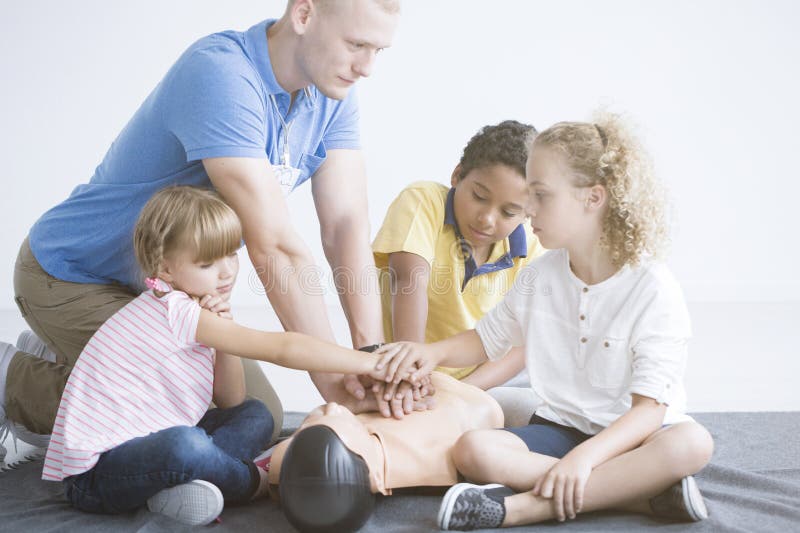 First aid training for children stock photography First aid training for children stock photography