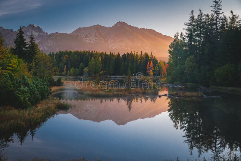 První ranní světlo v horách. Krajina u jezera. Turistické foto. Vysoké Tatry, Slovensko