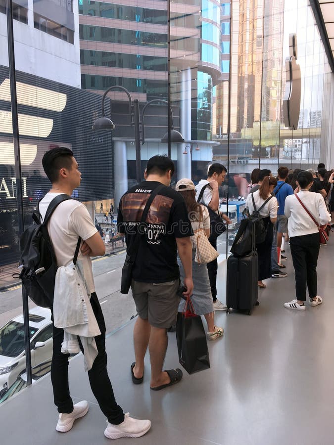 People Queue Up in Front of Louis Vuitton Shop Editorial Stock Photo -  Image of people, france: 86252898