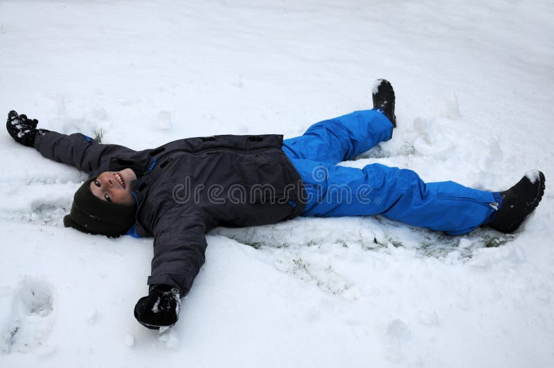 Fabuloso la nieve, chico acostada sobre el países a tiene la nieve.