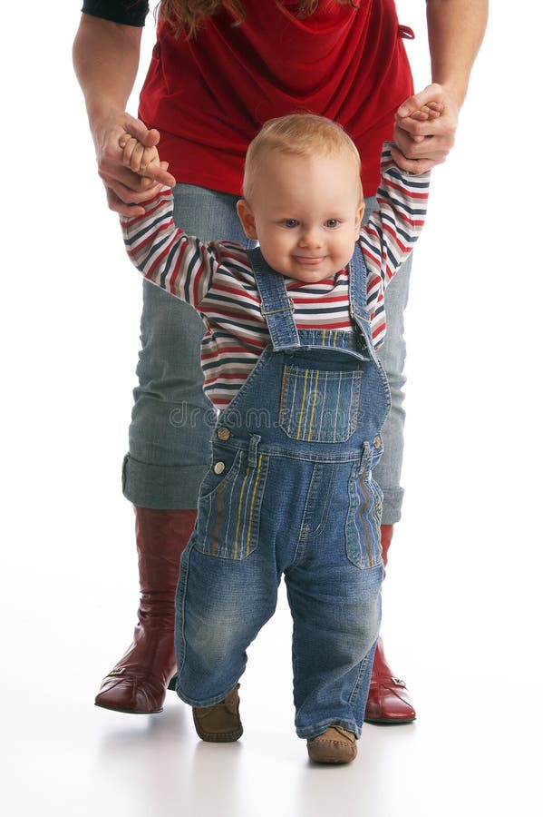 Bambino-ragazzo che fa i suoi primi passi con l'aiuto di sua madre.