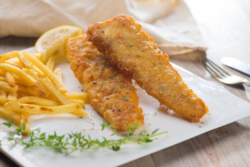 Fisch Und Gebratenes Fischfilet Mit Pommes-Frites Stockbild - Bild von ...