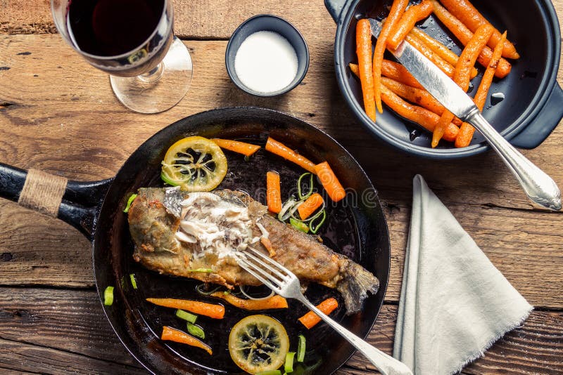 Fische brieten und dienten gerade von der Wanne mit Rotwein stockbilder Fische brieten und dienten gerade von der Wanne mit Rotwein stockbilder