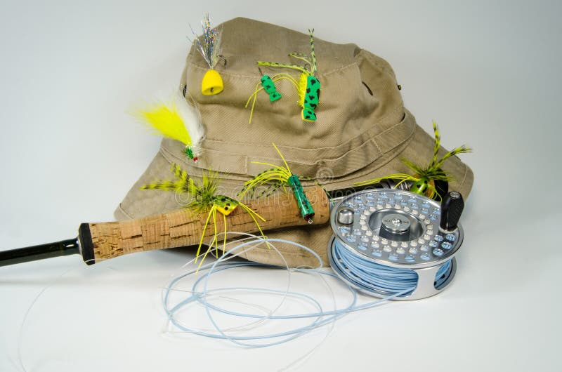 Fischen-Hut mit Fliege Rod und Bandspule mit Baß fliegt stockfotos Fischen-Hut mit Fliege Rod und Bandspule mit Baß fliegt stockfotos