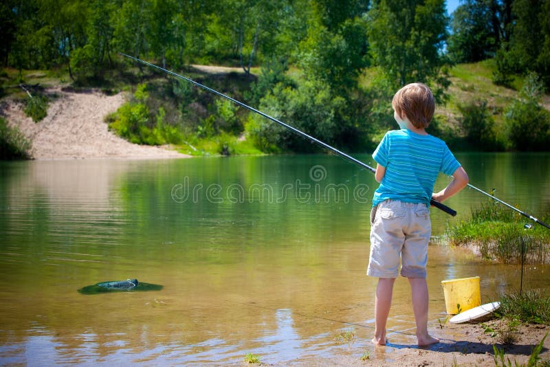 Fischen-Junge lizenzfreies stockfoto Fischen-Junge lizenzfreies stockfoto