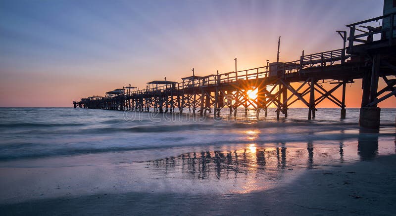Fischenpier bei Sonnenuntergang lizenzfreie stockfotografie Fischenpier bei Sonnenuntergang lizenzfreie stockfotografie