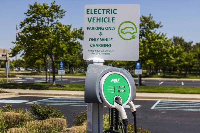Fischer - circa im Mai 2017: Elektro-Mobil-Ladebereich Elektro-Mobile und Ladestationen sind werdenes populäres I lizenzfreie stockfotografie Fischer - circa im Mai 2017: Elektro-Mobil-Ladebereich Elektro-Mobile und Ladestationen sind werdenes populäres I lizenzfreie stockfotografie