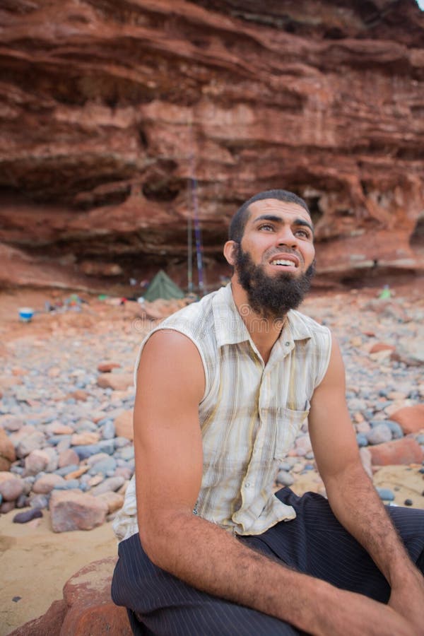 Fischer, der auf dem Strand, Marokko sitzt und kampiert
