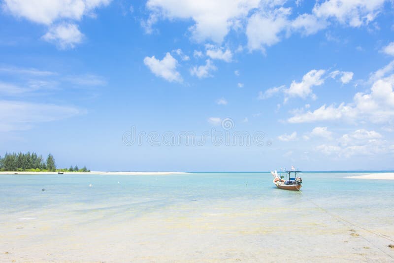 Fischerboot auf dem Meerblick und Wolke im blauen Himmel stockfotografie Fischerboot auf dem Meerblick und Wolke im blauen Himmel stockfotografie
