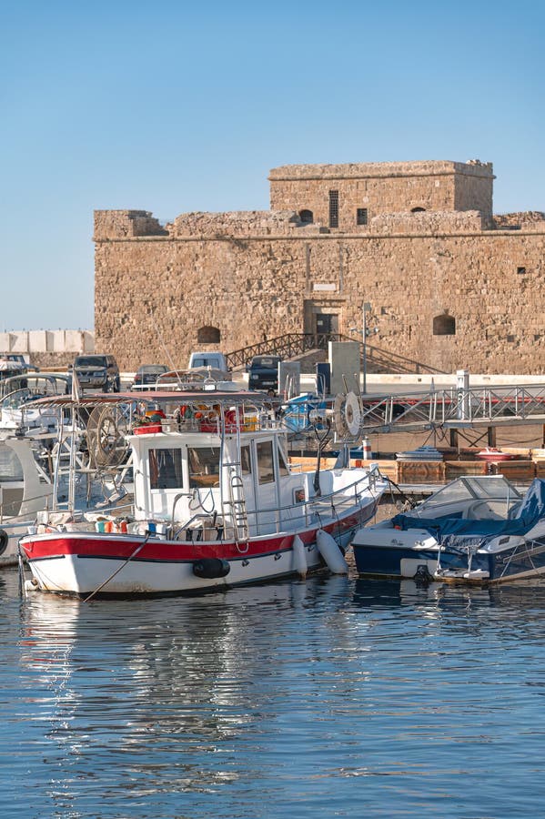 Fischerboot in der Nähe der Burg Paphos in Zypern Hafen bei sonniger Zeit stockfoto