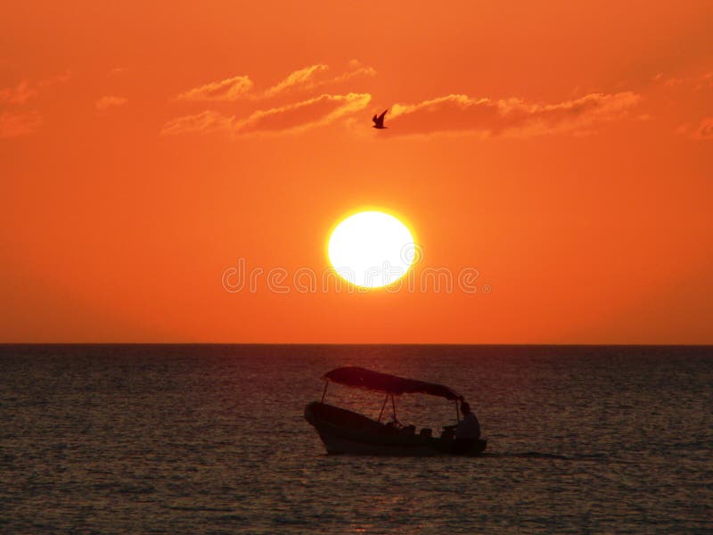 Fischerboot durch Sonnenuntergang lizenzfreie stockfotografie Fischerboot durch Sonnenuntergang lizenzfreie stockfotografie