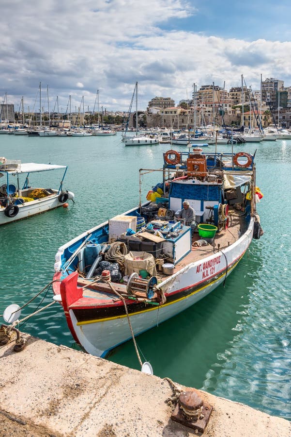 Download Fischerboot Im Hafen Von Iraklio, Kreta, Griechenland Redaktionelles Foto - Bild von blau, küste: 106801221