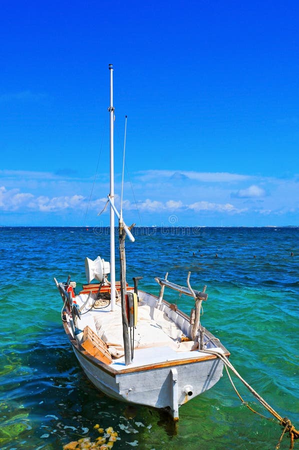 Fischerboot machte in Formentera, die Balearischen Inseln, Spanien fest lizenzfreie stockfotografie