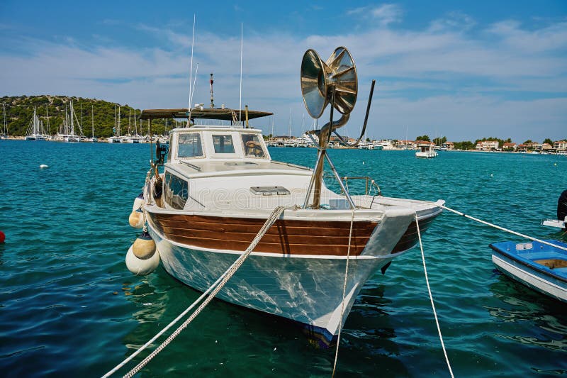 Fischerboot in türkisblauem Adriameer in der Nähe des Hafens lizenzfreies stockfoto