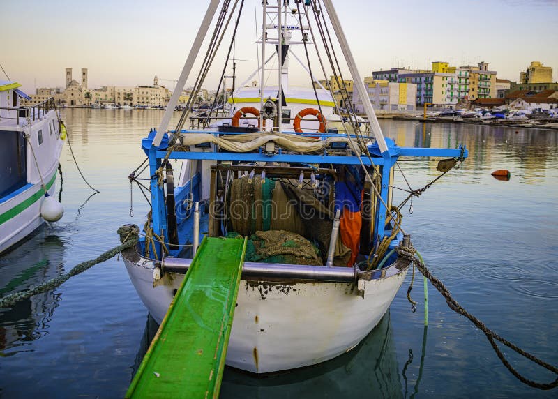 Fischerboot vertäut im Hafen von Molfetta, in der Nähe von Bari. stockfoto