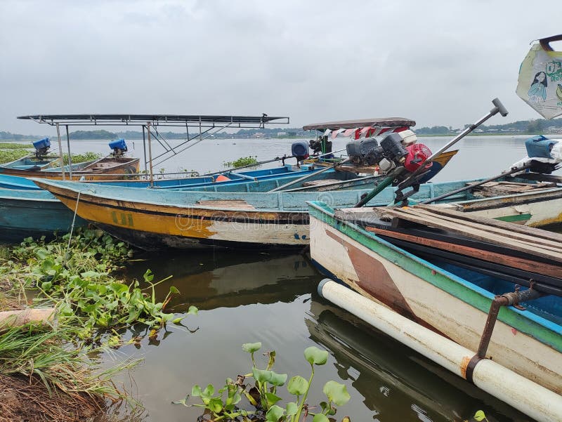 Fischerboote, die am Ufer des englischen Reservoir in surakarta indonesien liegen