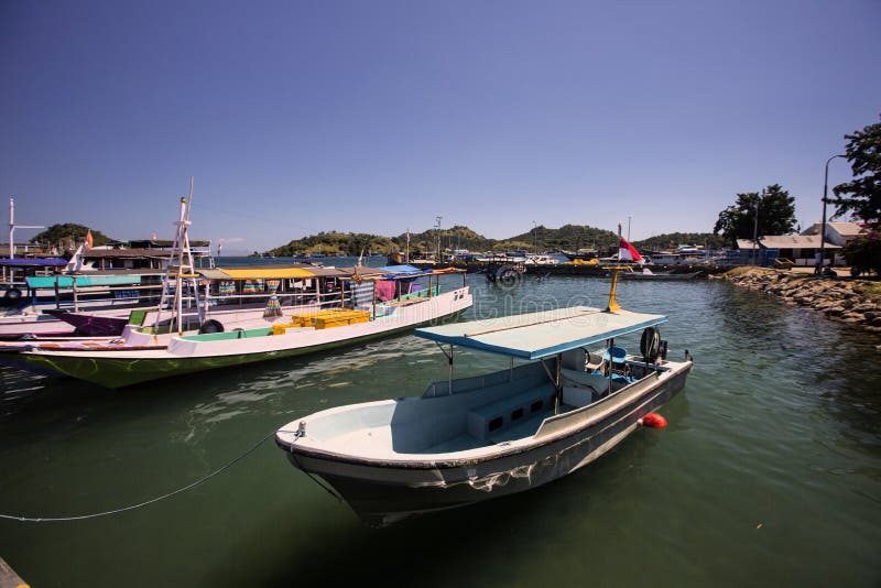 Hafen in Labuan Bajo redaktionelles stockfotografie. Bild von wolken