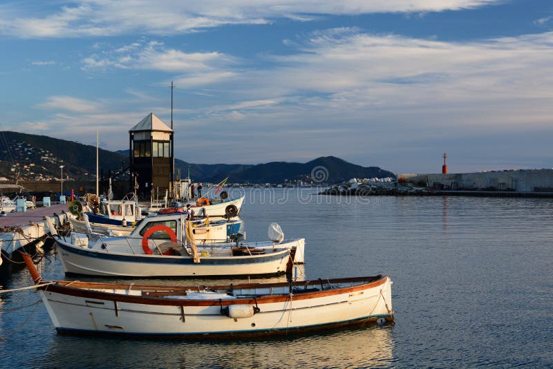 Fischerboote am Kanal Lavagna Camogli, Italien lizenzfreie stockfotografie Fischerboote am Kanal Lavagna Camogli, Italien lizenzfreie stockfotografie