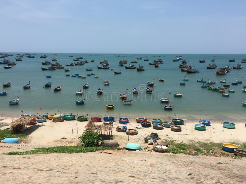 Fischerboote an Mui Ne-Dorf, Vietnam lizenzfreies stockfoto Fischerboote an Mui Ne-Dorf, Vietnam lizenzfreies stockfoto