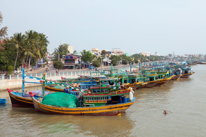 Fischerboote und Mui Ne-Stadt stockfoto Fischerboote und Mui Ne-Stadt stockfoto