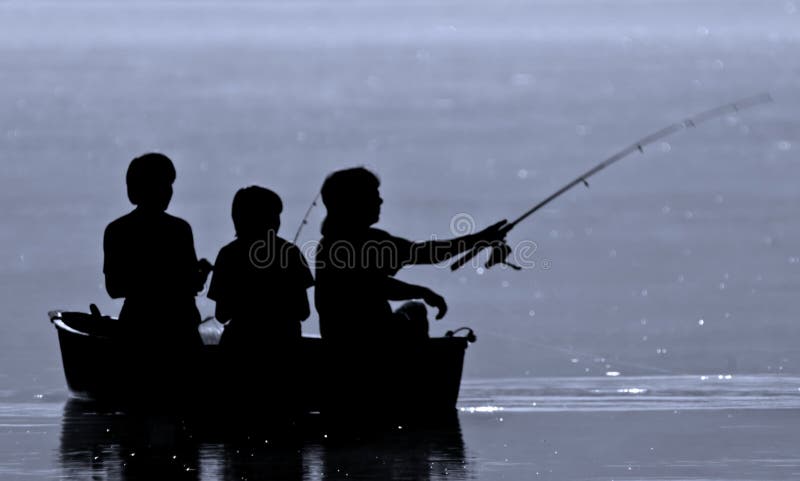 Fischerei mit drei Jungen lizenzfreies stockbild Fischerei mit drei Jungen lizenzfreies stockbild