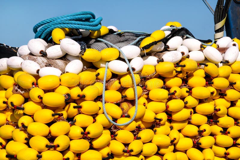 Fischernetze mit gelben Flößen auf dem Stapel, Abschluss oben lizenzfreie stockfotos Fischernetze mit gelben Flößen auf dem Stapel, Abschluss oben lizenzfreie stockfotos