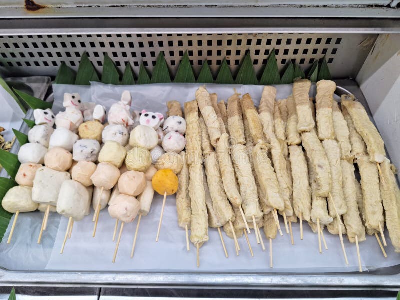Tarta pentru turte de pește comercializată pe piața locală asiatică stock photo