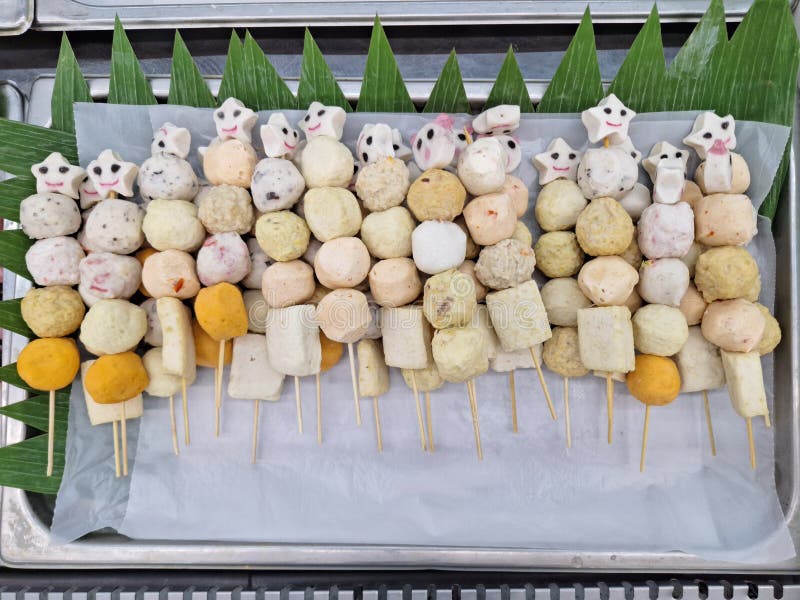 Tarta pentru turte de pește comercializată pe piața locală asiatică stock images