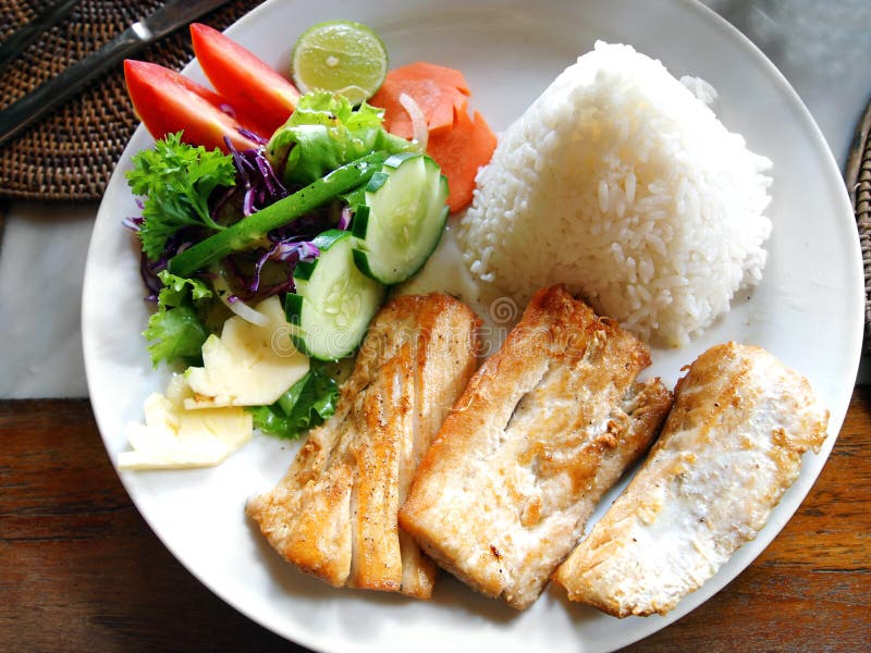 Fish dish with vegetable side salad