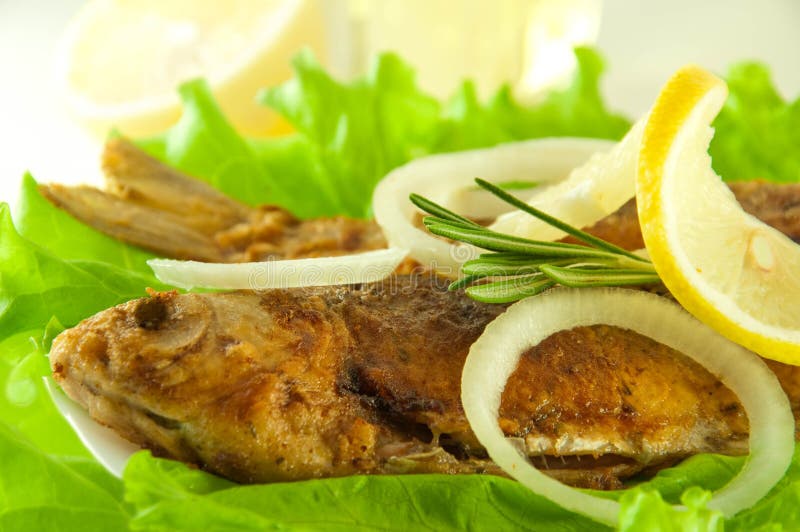 Fish fried, a crucian with a lemon royalty free stock images Fish fried, a crucian with a lemon royalty free stock images