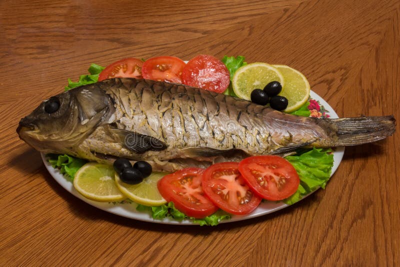 fish-plate-photo-shows-tomatoes-olives-61232026.jpg