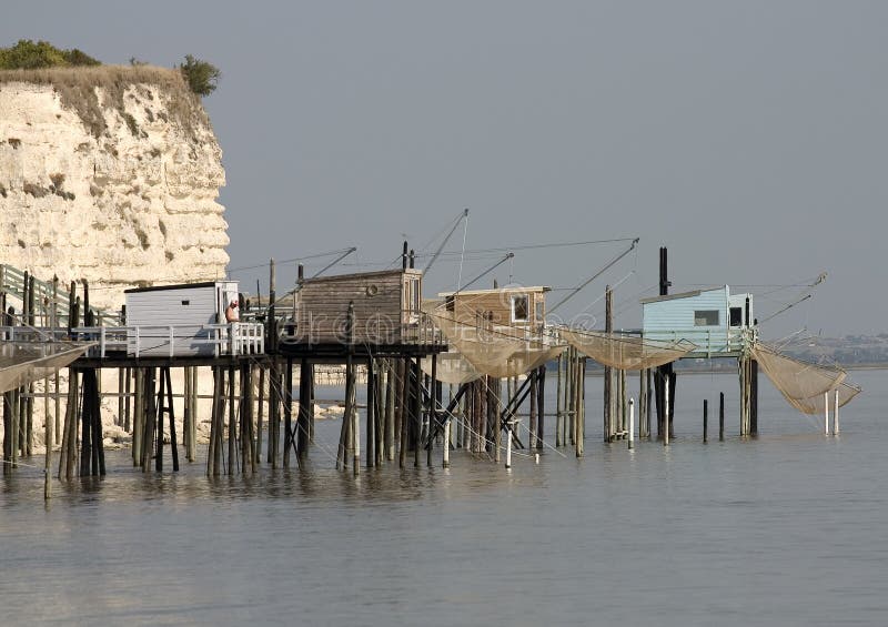 Pescador cabanas en estuario en Francia.