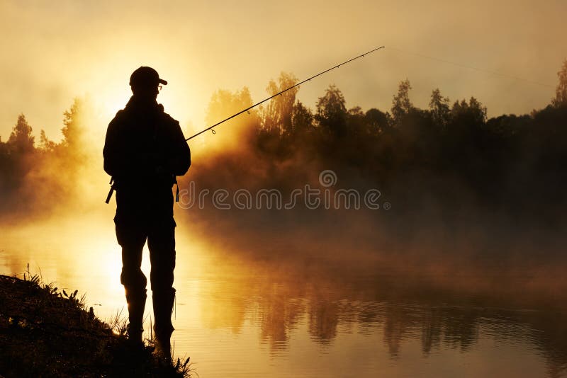 Fisher fiske på dimmig soluppgång