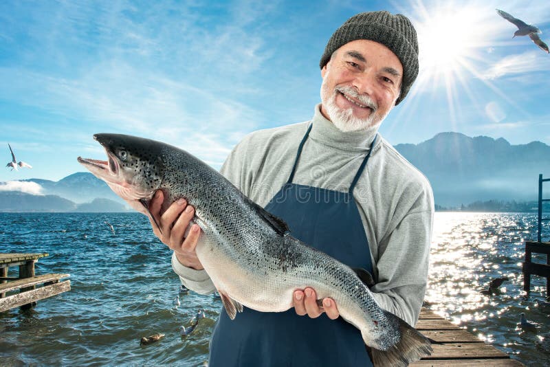 Fisher trzyma dużej atlantyckiego łososia ryba