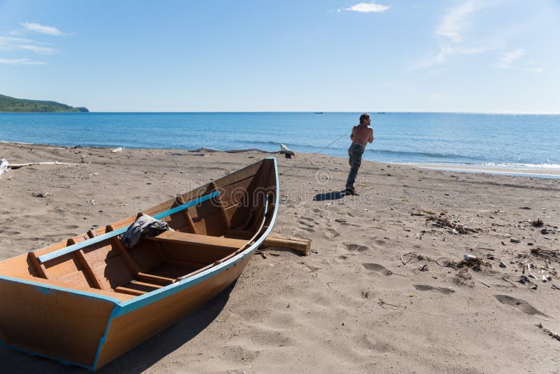 How heavy is a wooden boat