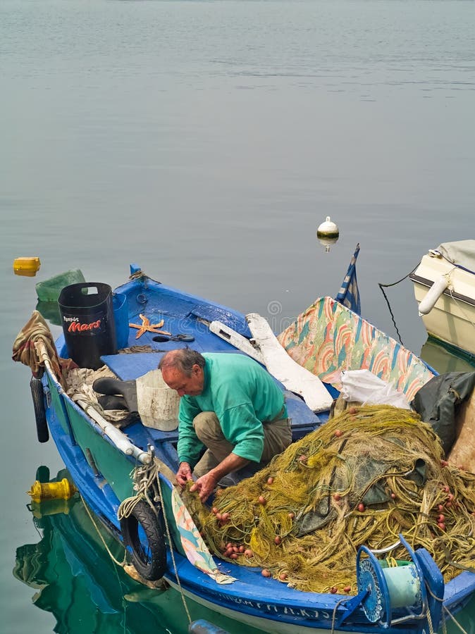 https://thumbs.dreamstime.com/b/fisherman-working-his-fishing-nets-traditional-weathered-blue-wooden-boat-port-kavala-macedonia-greece-may-167165339.jpg