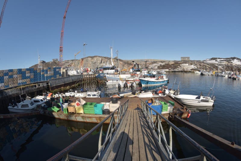 Fishermans łodzie na arktycznym oceanie w Ilulissat żołnierzu piechoty morskiej, Greenland Maj 2016 fotografia royalty free Fishermans łodzie na arktycznym oceanie w Ilulissat żołnierzu piechoty morskiej, Greenland Maj 2016 fotografia royalty free