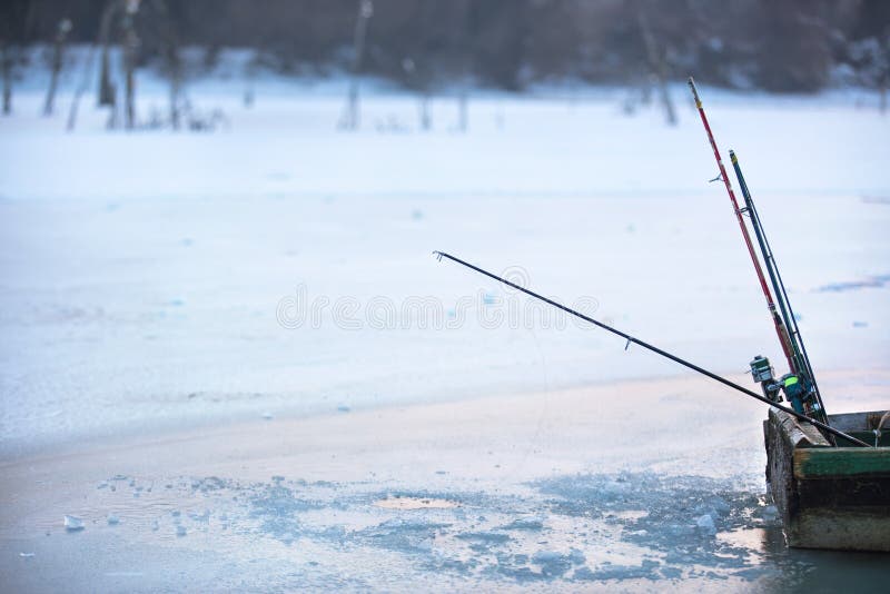 Fisherman’s fartyg på den djupfrysta sjön på vinter. Stäng sig upp av fisherman’sfartyget på den djupfrysta sjön på vinter