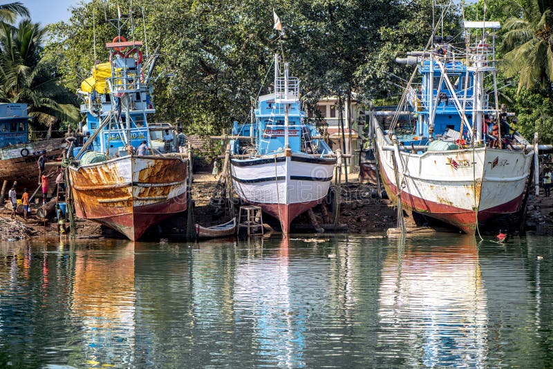 Fishermen' ; bateaux de s accouplés dans Goa photographie stock Fishermen' ; bateaux de s accouplés dans Goa photographie stock