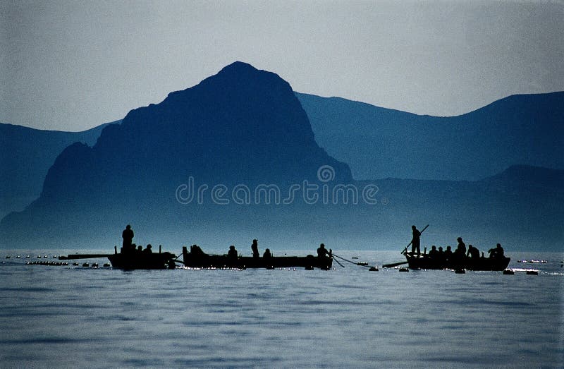 Fisermen la preparazione di reti per la pesca del tonno in Sicilia, Italia.