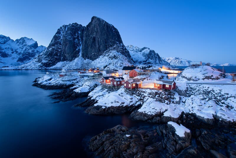 Fishermen’s kabin rorbu w Hamnoy wiosce przy zmierzchem w zima sezonie, Lofoten wyspy, Norwegia obrazy royalty free Fishermen’s kabin rorbu w Hamnoy wiosce przy zmierzchem w zima sezonie, Lofoten wyspy, Norwegia obrazy royalty free