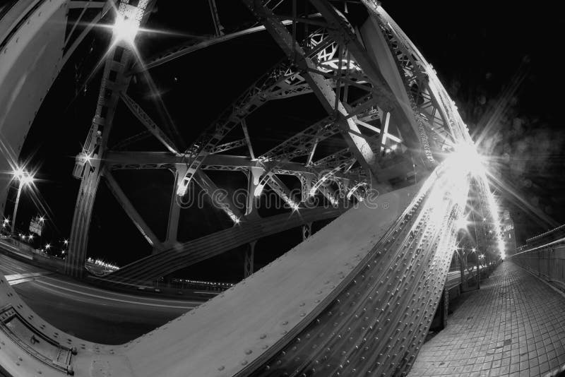 Fisheye-Ansicht über Bolsheokhtinsky-Brücke über Neva River in St Petersburg in der Nachtbeleuchtung lizenzfreie stockbilder Fisheye-Ansicht über Bolsheokhtinsky-Brücke über Neva River in St Petersburg in der Nachtbeleuchtung lizenzfreie stockbilder
