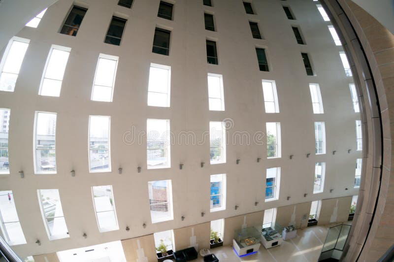 Fisheye a tiré de l'oreillette du bureau avec des piliers grands et un espace ouvert énorme image libre de droits Fisheye a tiré de l'oreillette du bureau avec des piliers grands et un espace ouvert énorme image libre de droits