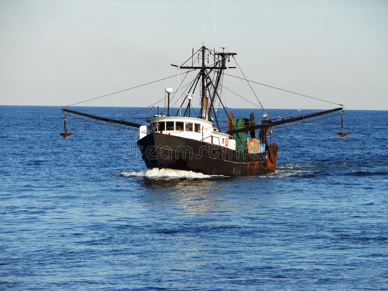 Barca da pesca tornando dal mare.