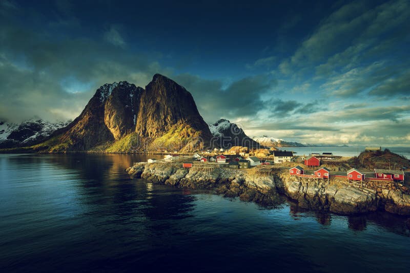 Capanno da pesca al tramonto primaverile Reine, isole Lofoten, in Norvegia.