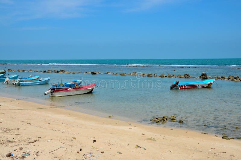 https://thumbs.dreamstime.com/b/fishing-motor-boats-parked-shallow-water-beach-jaffna-peninsula-sri-lanka-jaffna-sri-lanka-february-number-different-140343149.jpg