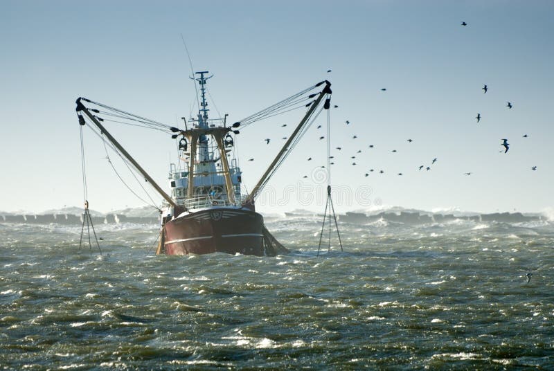 Pesca nave nella tempesta (ijmuiden paesi Bassi)